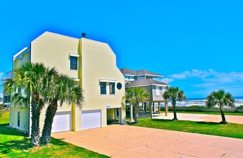 Pirates Beach House | Almost Beachfront- Beautiful Pirates Beach home- Sleeps 14-Steps to beach!
