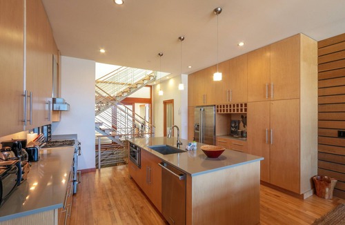 Hood River House | ALOFT - Amazing Views, Rooftop Deck, Steps to Downtown!