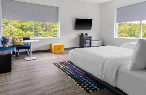 Merry Oaks Hotel | Aloft by Marriott Nashville Airport