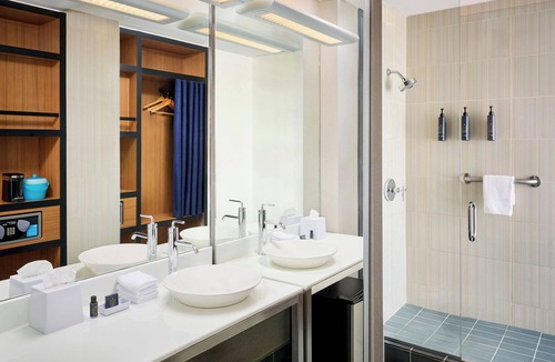 Dorval Hotel | Aloft Montreal Airport