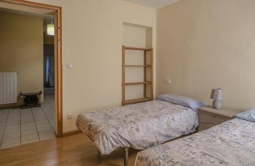 Sant Jaume de Llierca Apartment | Alojamiento con chimenea en Sant Jaume de Llierca