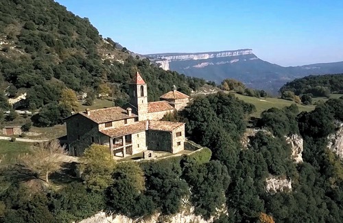 Rupit I Pruit Apartment | Alojamiento Rural, Rutas Senderismo, Pueblo Medieval, Cascada de Agua, btt