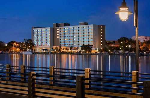 Downtown Wilmington Hotel | Along Wilmington Riverwalk + On-site Dining & Pool