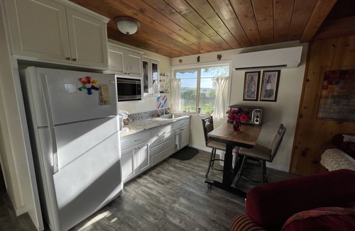 Aumsville Apartment | Alpaca Farm Retreat