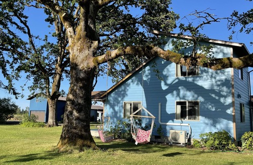 Aumsville Apartment | Alpaca Farm Retreat