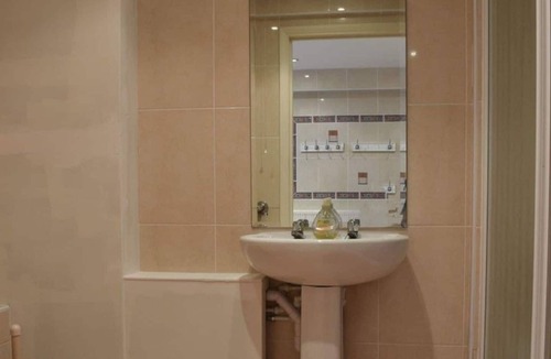 Sittingbourne Cabin | Alpaca Lodge