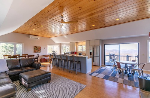 Blowing Rock House | Alpenglow - App Ski Mountain, Views, Hot Tub, Nice Yard