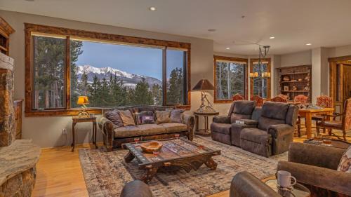 Breckenridge House | Alpenglow Peaks Lodge
