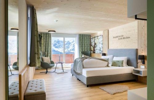 Buerglen Hotel | Alphotel Biel-Kinzig - Access by Cable Car only!