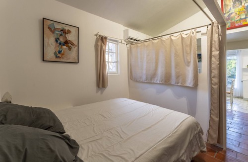 Rognonas Apartment | Alpilles Studio with shared pool WI-FI and Air conditioning