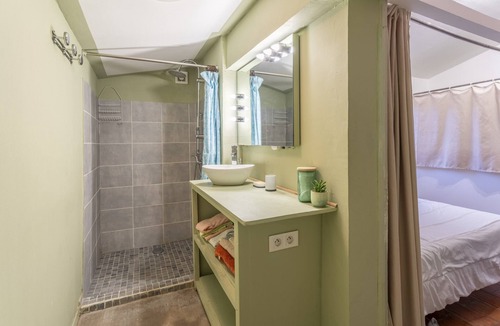Rognonas Apartment | Alpilles Studio with shared pool WI-FI and Air conditioning