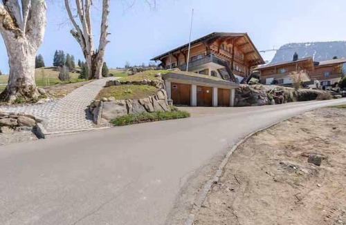 Reichenbach im Kandertal Apartment | Alpine Garden Retreat | Panoramic Mountain Views