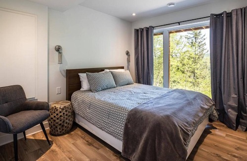 La Conception Ski Chalet | ALPINE - 3 BEDROOMS, Hot tub - sleeps 8