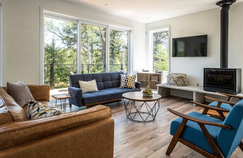 La Conception Ski Chalet | ALPINE - 3 BEDROOMS, Hot tub - sleeps 8