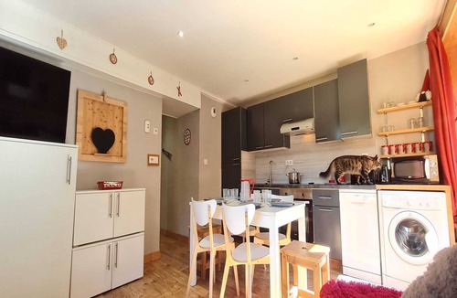 Mont-de-Lans Ski Chalet | Alpine Apartment for 6 Guests