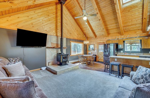 Alpine Cabin | Alpine Cabin w/Deck: 3 Mi to Luna Lake!