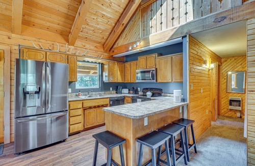 Alpine Cabin | Alpine Cabin w/Deck: 3 Mi to Luna Lake!