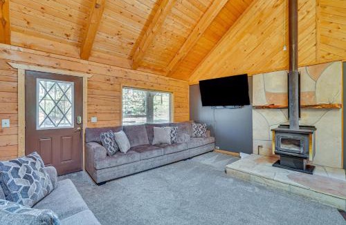 Alpine House | Alpine Cabin w/Deck: 3 Mi to Luna Lake!