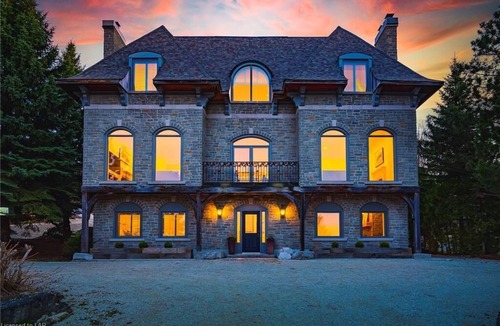 Craigleith House | Alpine Chateau cheerful spacious