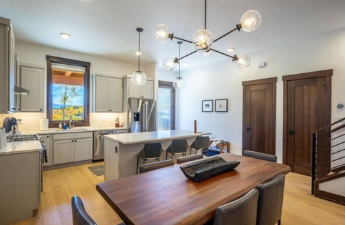 Silverthorne House | Alpine Drift - Pet-Friendly Escape | Firepit | Near Trails + Adventure