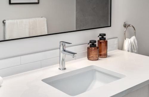 Southeast Calgary House | Alpine Elegance, Modern 5-BR, 2 Full Kitchens
