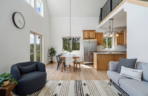 Rainbow Valley Cabin | Alpine Escape: Family-Friendly Cabin with Spectacular Views