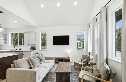 Fishhook House | Alpine King Suite | Hatcher Pass | Pet-Friendly