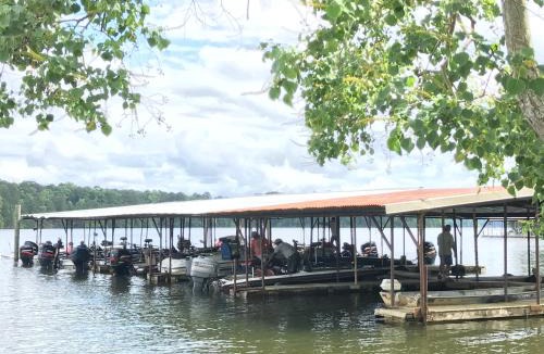 Hemphill Hotel | Alpine Lakeview Motel Room WiFi,Sandy beach Boat Ramp,Pier,Marina,Bath House with Laundromat
