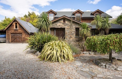 Wanaka House | Alpine Lodge - Botanical Oasis
