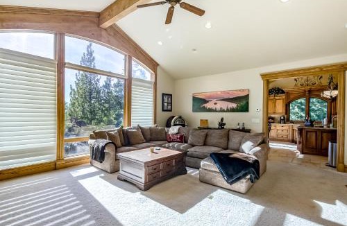 Round Hill Village House | Alpine Luxury