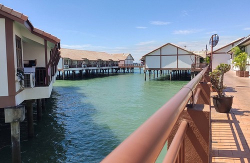 Taman Tanjung House | Alpine LXPD Water Chalet