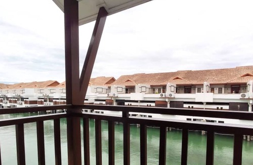 Taman Tanjung House | Alpine LXPD Water Chalet