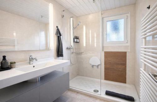 Frutigen Apartment | Alpine Retreat I Mountain View I BBQ I Parking