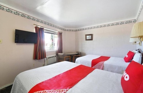 Alpine Hotel | Alpine Stay: Pet-Friendly Room with Private Bathroom Near Local Attractions