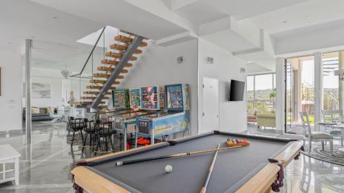 Woodland Hills Villa | Alta Vista Estate by AvantStay
