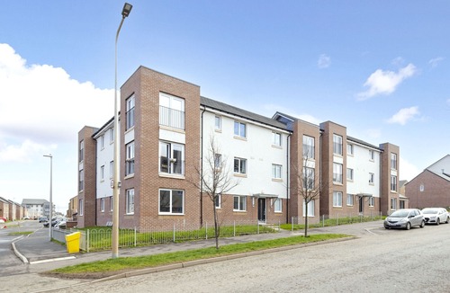 Bonnybridge Apartment | ALTIDO Elegant 2-bed flat w/parking