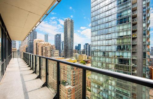 Bay Cloverhill Apartment | Altitude Suites on Bay - Downtown Toronto Near Toronto General Hospital & Eaton Centre