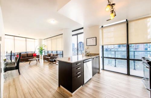 Bay Cloverhill Apartment | Altitude Suites on Bay - Downtown Toronto Near Toronto General Hospital & Eaton Centre