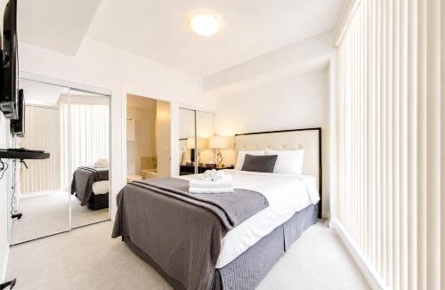 Bay Cloverhill Apartment | Altitude Suites on Bay - Downtown Toronto Near Toronto General Hospital & Eaton Centre