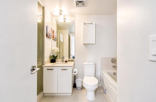 Bay Cloverhill Apartment | Altitude Suites on Bay - Downtown Toronto Near Toronto General Hospital & Eaton Centre