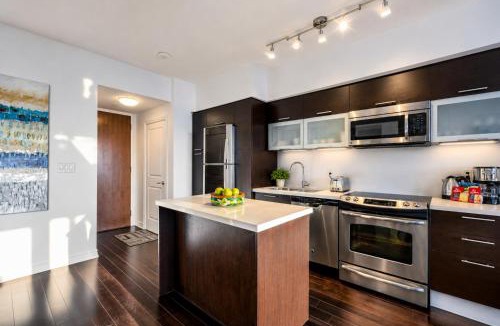 Bay Street Corridor Apartment | Altitude Suites on Yonge - Downtown Toronto Near SickKids & Eaton Centre