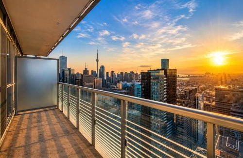 Bay Street Corridor Apartment | Altitude Suites on Yonge - Downtown Toronto Near SickKids & Eaton Centre