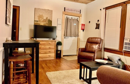 Searcy House | Alumni Cottage, right beside Harding campus