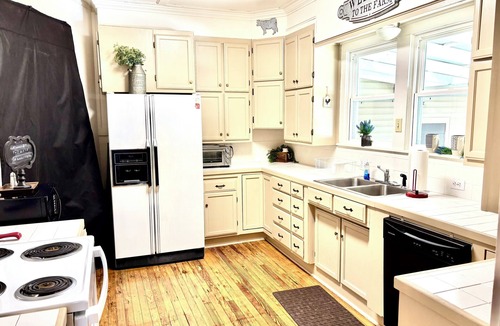 Searcy House | Alumni House,1 bedroom apartment right beside Harding University no cleaning fee