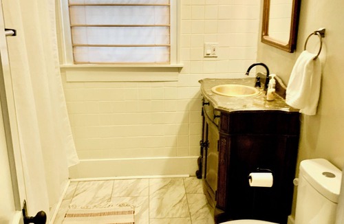 Searcy House | Alumni House,1 bedroom apartment right beside Harding University no cleaning fee