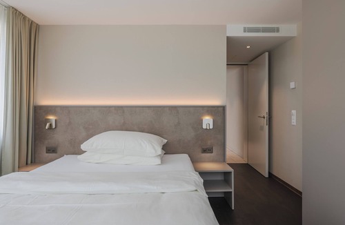 Glattbrugg Hotel | Amanthos Living Zürich Airport (Self Check In)