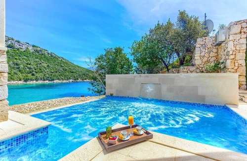 Podimoc Villa | Amara Cottage - BeachFront gem with a heated pool up to five guests by MyWaycation