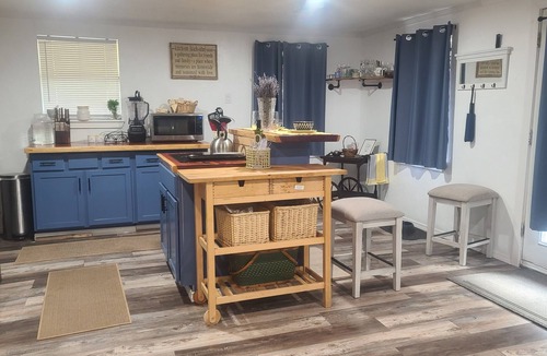 Barrett Cabin | Amarilla Casita By The River