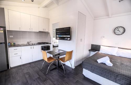 Cowes Hotel | Amaroo Park