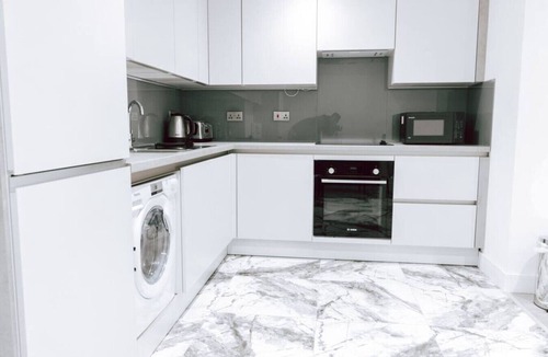 Purley Apartment | Amazing 1 Bed Flat with Garden